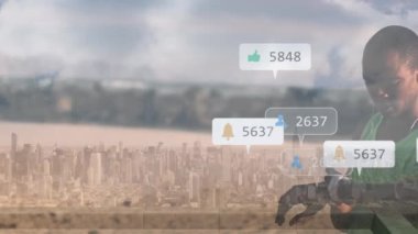 Sayıları artmakta olan dijital ikonlar, şehir manzarasına karşı akıllı seğirme kullanan Afro-Amerikan erkekleri üzerinde. Sosyal medya ağı ve teknoloji kavramı