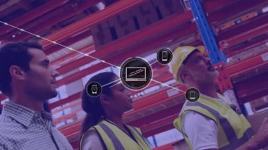 Depoda tartışan erkek ve kadın çalışan ve yöneticilere karşı dijital ikonlar ağı. lojistik ve ulaşım sektörü kavramı