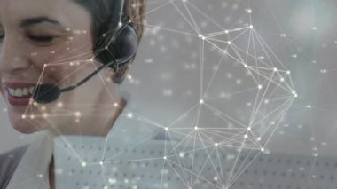 Telefon kulaklığı takan bir iş kadınıyla bağlantılı ağların animasyonu. küresel bağlantılar, dijital arayüz ve teknoloji konsepti dijital olarak oluşturulmuş video.