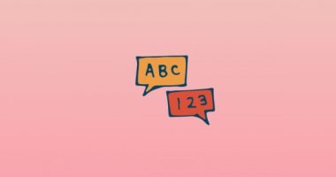 ABC ile bulutların animasyonu ve pembe arka planda hareket eden 123 metin. okul, eğitim ve öğrenim konsepti dijital olarak oluşturulmuş video.