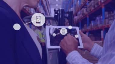 Depoda dijital tablet kullanan beyaz erkek ve kadın yöneticiler üzerinde dijital ikonlar ağı. lojistik ve ulaşım sektörü kavramı