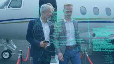 Özel uçaktan inen iki iş adamına karşı soyut dairesel şekil ve veri işleme. iş seyahati ve teknoloji kavramı