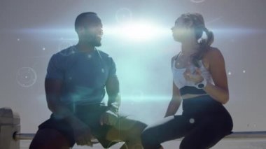 Sahilde oturup birbiriyle konuşan karışık ırk çiftleri için parlayan bir bağlantı ağı. Spor, spor ve teknoloji konsepti