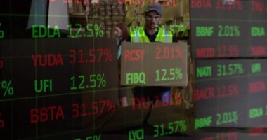 Beyaz erkek işçilere karavanda kutu istifleme işlemi yapan borsa verileri. lojistik ve ulaşım sektörü kavramı