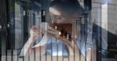 Dizüstü bilgisayar kullanan bir kadının istatistik ve veri işleme animasyonu. küresel iş, dijital arayüz ve teknoloji konsepti dijital olarak oluşturulmuş video.