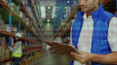 Depoda panoya yazı yazan adamın veri işleme animasyonu. küresel sevkiyat, dağıtım ve bağlantılar konsepti dijital olarak oluşturulmuş video.