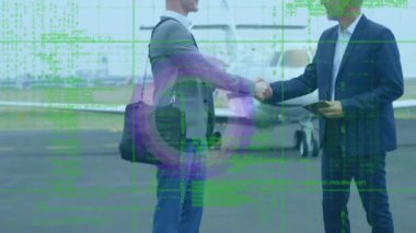 İki Kafkas işadamının havaalanı pistinde el sıkıştığı soyut şekil ve veri işleme. iş seyahati ve teknoloji kavramı