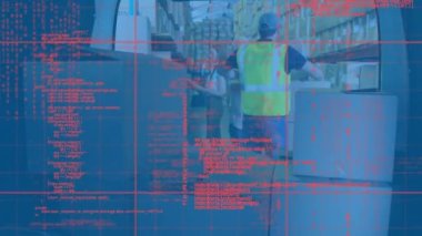 Beyaz bir kuryenin karavanında posta kutularını istiflediği ağ üzerinden veri işleme. lojistik ve ulaşım sektörü kavramı