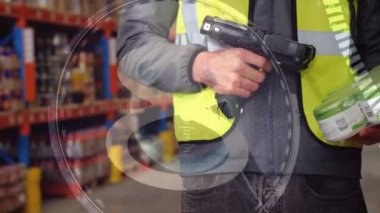 Depoda çalışan adamı tarayan bir animasyon. küresel sevkiyat, dağıtım ve bağlantılar konsepti dijital olarak oluşturulmuş video.