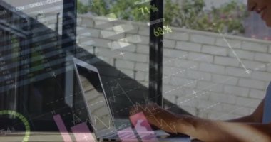 Dizüstü bilgisayar kullanan bir kadının istatistik ve veri işleme animasyonu. küresel iş, dijital arayüz ve teknoloji konsepti dijital olarak oluşturulmuş video.