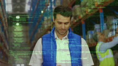 Depoda akıllı telefon kullanan bir adamın veri işleme animasyonu. küresel sevkiyat, dağıtım ve bağlantılar konsepti dijital olarak oluşturulmuş video.