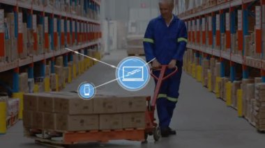 Dijital simgelerden oluşan bir ağ, erkek kıdemli işçinin depoda palet çekmesine karşı. lojistik ve ulaşım sektörü kavramı
