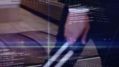 Havaalanında yürüyen bir yük çantasıyla işadamına karşı borsa verileri işleme konuyor. küresel ekonomi ve iş kavramı