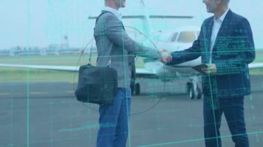 Kafkasyalı iki işadamının havaalanı pistinde el sıkışması üzerinde dönen küre ve veri işleme. iş seyahati ve teknoloji kavramı