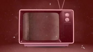 Sıkıntılı, klasik, analog filmlerdeki retro televizyon setinin animasyonu. Klasik ortam ve iletişim konsepti dijital olarak oluşturulmuş video.
