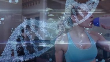 Güçlü bir kadının egzersiz yapması üzerine DNA iplikçiklerinin dönüşünün ve veri işlemesinin animasyonu. global spor, fitness, sağlıklı yaşam tarzı ve dijital olarak üretilen veri işleme konsepti.