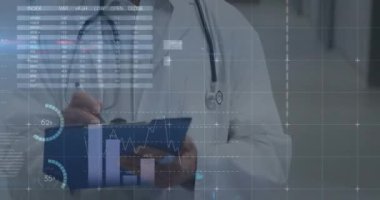 Erkek doktorla ilgili istatistik ve veri işleme animasyonu. küresel tıp, sağlık hizmetleri, dijital arayüz ve teknoloji konsepti dijital olarak oluşturulmuş video.