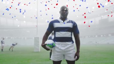 Stadyumdaki maçta erkek rugby oyuncuları üzerinde konfeti animasyonu. spor ve yarışma konsepti dijital olarak oluşturulmuş video.