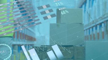 Depoda dijital tabletle stokları kontrol eden erkek yöneticiye karşı istatistiksel veri işleme. lojistik ve ulaşım sektörü kavramı