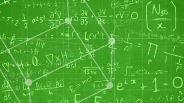 Yeşil zemin üzerinde hareket eden matematiksel denklemlerin animasyonu. okul, eğitim ve öğrenim konsepti dijital olarak oluşturulmuş video.