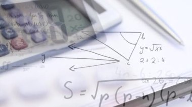 Hesap makinesinin üzerinde hareket eden matematiksel denklemlerin animasyonu. okul, eğitim ve öğrenim konsepti dijital olarak oluşturulmuş video.