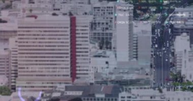 Şehir manzarası üzerinde finansal veri işleme animasyonu. küresel finansman, iş ve veri işleme kavramı dijital olarak oluşturulmuş video.