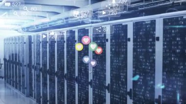 Bilgisayar sunucuları üzerinden sosyal medya simgeleri ve veri işleme animasyonları. küresel sosyal medya, bağlantılar ve veri işleme konsepti dijital olarak oluşturulmuş video.