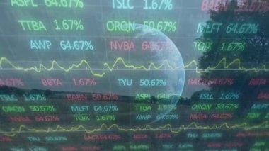 Rüzgar türbini üzerinde finansal veri işleme animasyonu. küresel çevre, yeşil enerji, iş, bağlantılar, dijital arayüz ve teknoloji konsepti dijital olarak oluşturulmuş video.