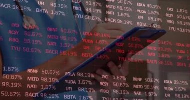 Dosyası olan kadın doktorla ilgili istatistik ve veri işleme animasyonu. küresel tıp, sağlık hizmetleri, dijital arayüz ve teknoloji konsepti dijital olarak oluşturulmuş video.