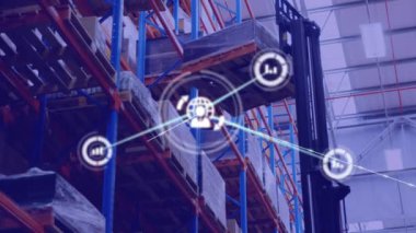 Forklift makinesinin ambardaki paketleri taşımasına karşı dijital simgeler ağı. lojistik ve ulaşım sektörü kavramı