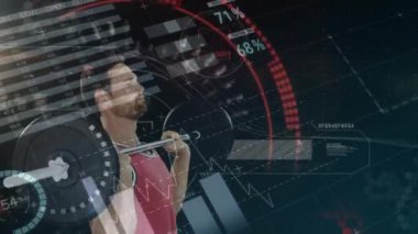 Güçlü bir adamın ağırlık kaldırarak egzersiz yapması üzerine veri işleme animasyonu. spor, fitness ve veri işleme kavramı dijital olarak oluşturulmuş video.