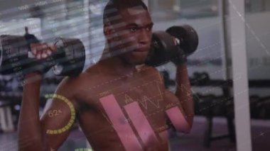 Dambıllarla egzersiz yapan güçlü bir adamın üzerinde veri işleme animasyonu. spor, fitness ve veri işleme kavramı dijital olarak oluşturulmuş video.