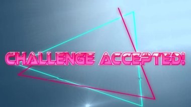 Neon üçgenler üzerinden kabul edilen metni mavi arkaplandaki ışık noktalarıyla karşılaştır. Video oyunu arayüzü ve teknoloji kavramı