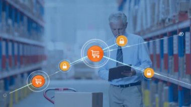 Depoda panoya yazı yazan adamın üzerindeki simgelerle bağlantı ağının animasyonu. küresel sevkiyat, dağıtım ve bağlantılar konsepti dijital olarak oluşturulmuş video.