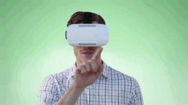 VR kulaklık takan, sanal arayüz kullanan ve yeşil arka planda gülümseyen adamın animasyonu. dijital arayüz teknolojisi, veri işleme ve küresel iletişim konsepti dijital olarak oluşturulmuş video.