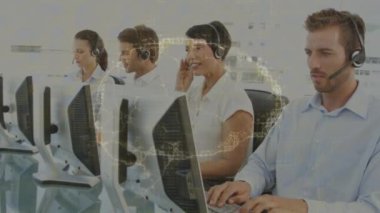 Ofiste çalışan telefon kulaklığı takan müşteri hizmetleri yöneticilerine karşı insan beyni. Tıp bilimi ve iş teknolojisi kavramı