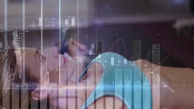 Spor salonunda göğüs sineği egzersizi yapan beyaz kadın hakkında istatistiksel veri işleme. spor ve spor konsepti