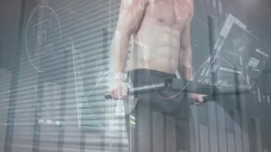 Güçlü bir adamın spor aletleriyle egzersiz yapması üzerine veri işleme animasyonu. spor, fitness ve veri işleme kavramı dijital olarak oluşturulmuş video.