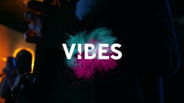 Müzik grubunun üzerine tatlı metin ve renkli bulutların animasyonu. Sosyal medya ve iletişim konsepti dijital olarak oluşturulmuş video.