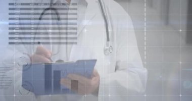 Erkek doktorla ilgili istatistik ve veri işleme animasyonu. küresel tıp, sağlık hizmetleri, dijital arayüz ve teknoloji konsepti dijital olarak oluşturulmuş video.