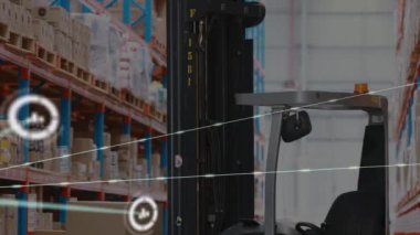 Depoda çalışan adamın üzerindeki simgelerle bağlantı ağının animasyonu. küresel sevkiyat, dağıtım ve bağlantılar konsepti dijital olarak oluşturulmuş video.