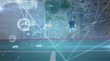 Tenis kortundaki erkek tenisçi üzerinden bağlantı ağının animasyonu. global spor, fitness ve veri işleme konsepti dijital olarak oluşturulmuş video.