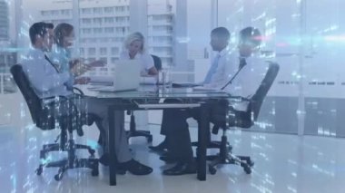 Ofisteki bir toplantıda farklı iş adamlarına karşı mozaik kareli birden fazla ekran. iş teknolojisi ve takım çalışması kavramı