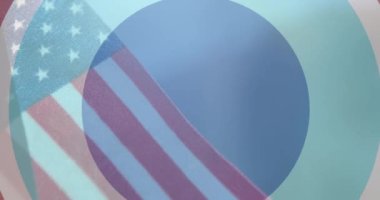 Mavi üzerine Amerikan bayrağı asılmış havai fişeklerle İşçi Bayramı kutlama metni animasyonu. Vatanseverlik, bağımsızlık ve kutlama konsepti dijital olarak oluşturulmuş video.