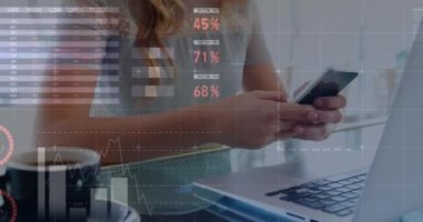 Akıllı telefon kullanan bir kadının istatistik ve veri işleme animasyonu. küresel iş, dijital arayüz ve teknoloji konsepti dijital olarak oluşturulmuş video.
