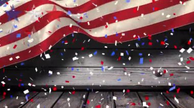 Kırmızı ve mavi konfetilerin düşüşünün animasyonu ve ahşap arka planda Amerikan bayrağı. Vatanseverlik ve kutlama konsepti dijital olarak oluşturulmuş video.