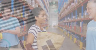 Depodaki erkek gönüllülere bir çanta bağışlayan kadınla ilgili istatistiksel veri işleme. lojistik ve ulaşım sektörü kavramı