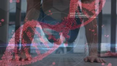 Spor salonunda egzersiz yapan kaslı adamın üzerinde DNA ipliği. global spor, fitness ve veri işleme konsepti dijital olarak oluşturulmuş video.