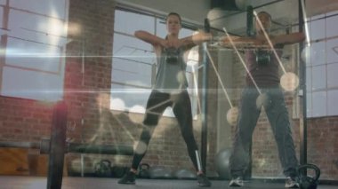 Spor salonunda kettlebell 'le çalışan melez bir çifte karşı tıbbi veri işleme. Spor ve spor teknolojisi kavramı