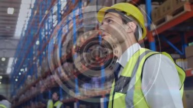 Depoda panoya yazı yazan adamın tarama ve veri işleme animasyonu. küresel sevkiyat, dağıtım ve bağlantılar konsepti dijital olarak oluşturulmuş video.